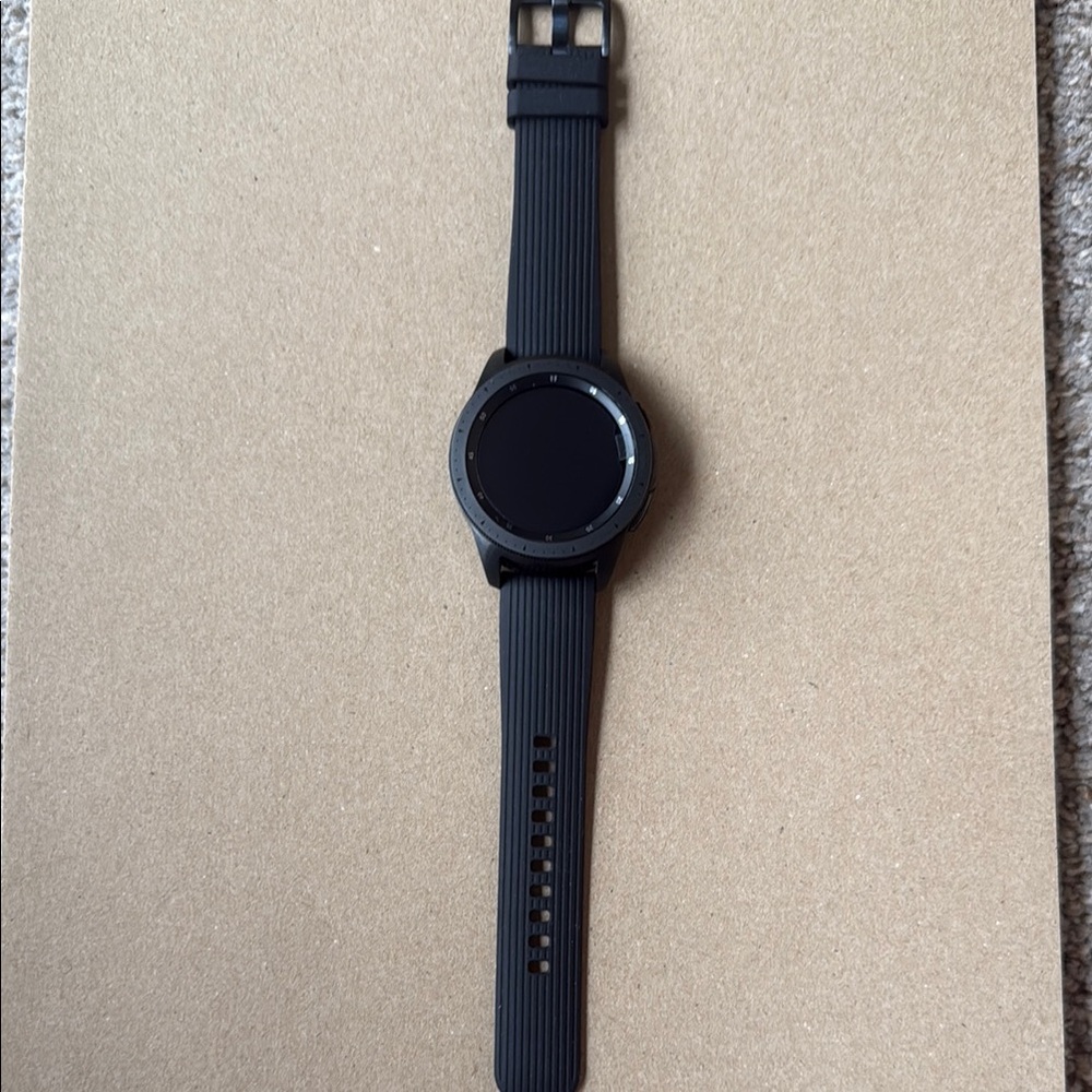 Samsung Galaxy Smartwatch with Circular Display and Sleek Design